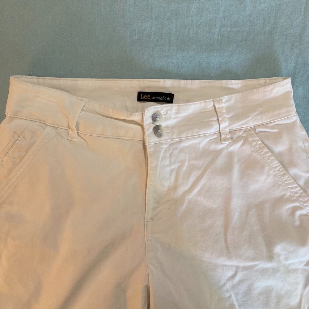 Lee Women's straight fit white shorts, size 8 Med